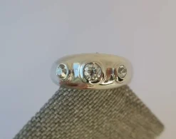 Bague jonc trilogie diamants or blanc