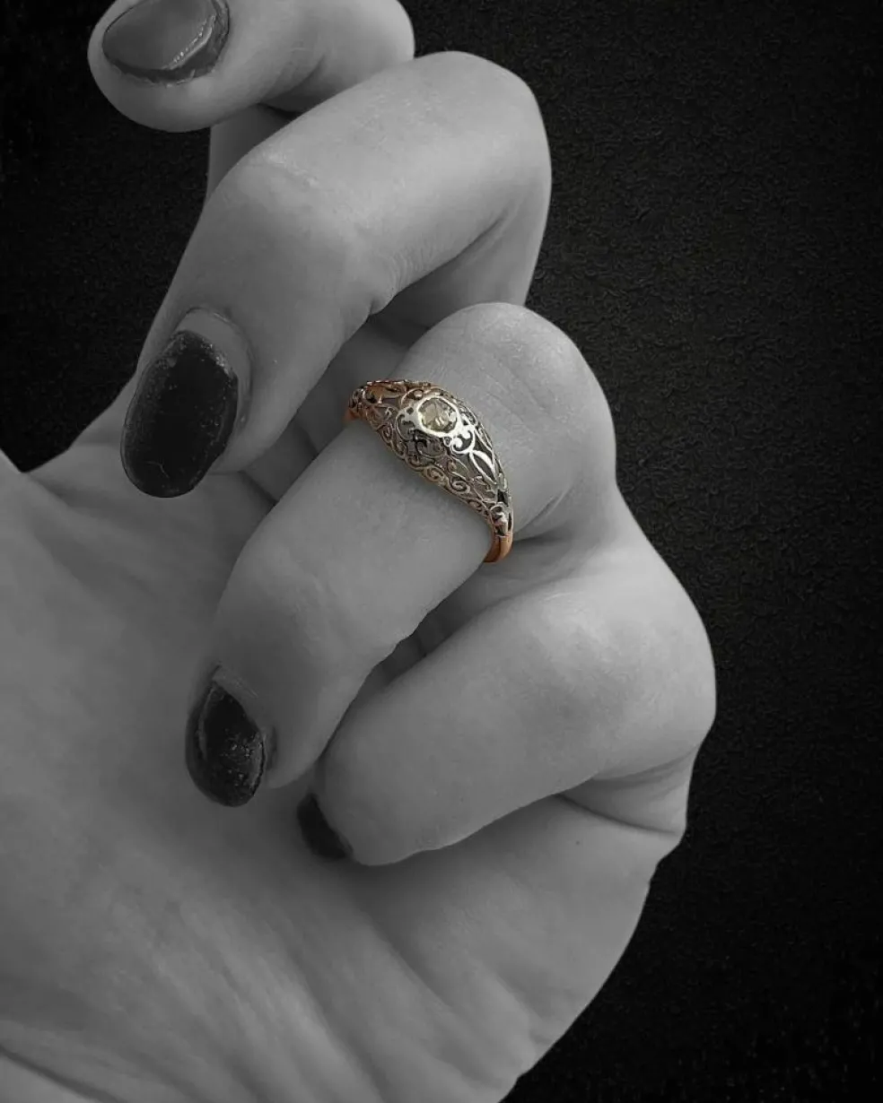 Bague Liberty à texture perforée en or blanc