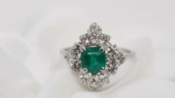 Bague losangique en or gris, émeraude rectangle et diamants