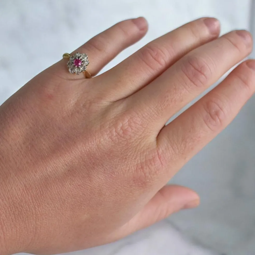 Bague Marguerite Ancienne Or 18 Carats, Diamants et Rubis - Circa 1900