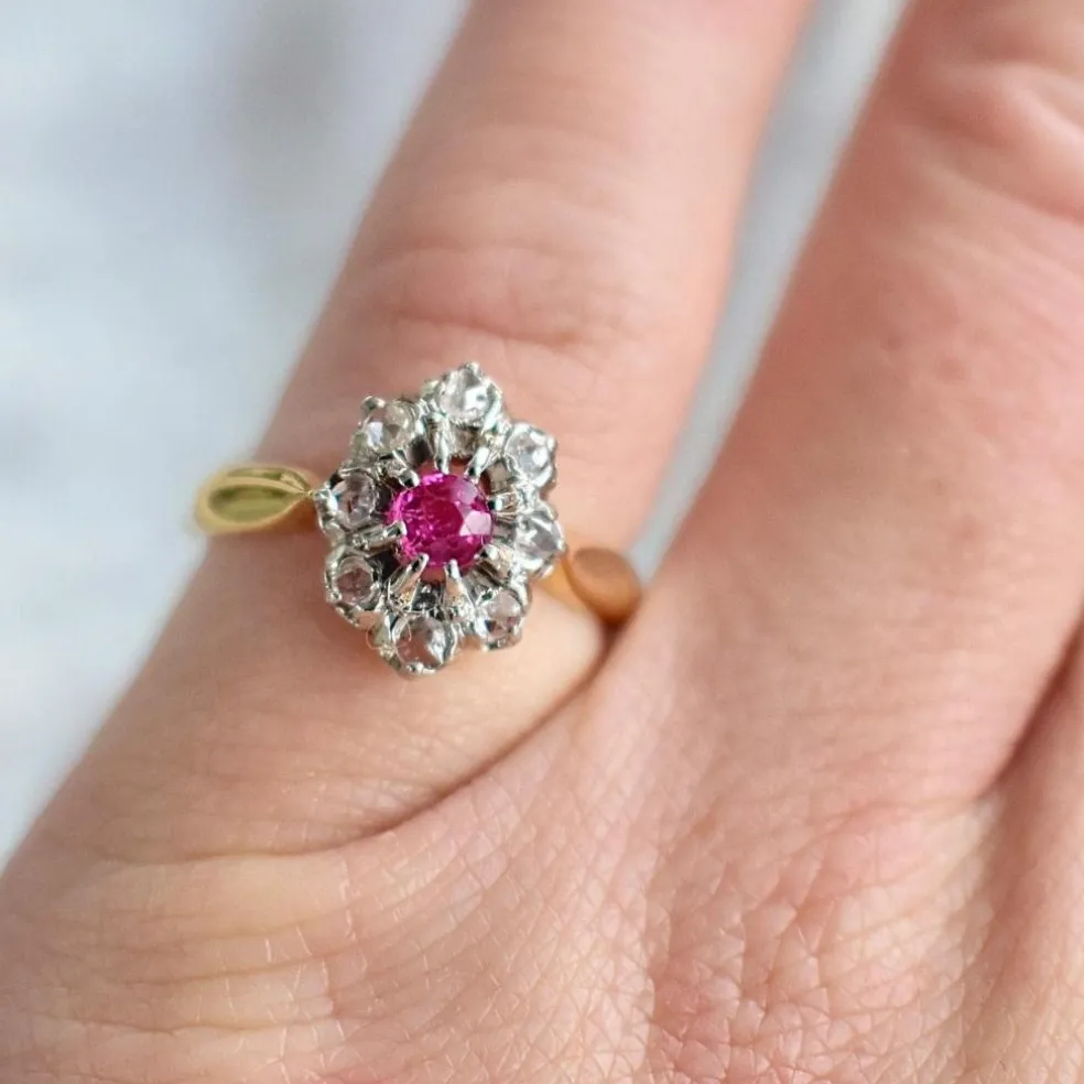 Bague Marguerite Ancienne Or 18 Carats, Diamants et Rubis - Circa 1900