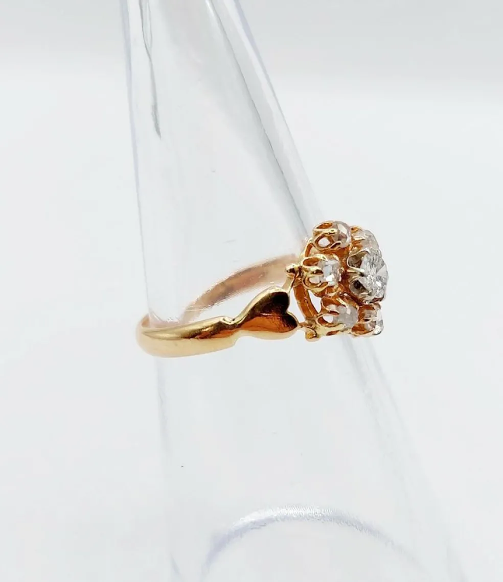 Bague marguerite antique or rose ornée d'un diamant entouré de diamant et épaulé de petits cœurs