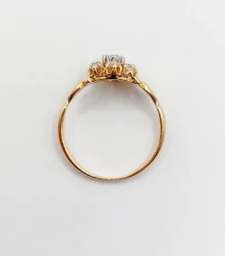 Bague marguerite antique or rose ornée d'un diamant entouré de diamant et épaulé de petits cœurs