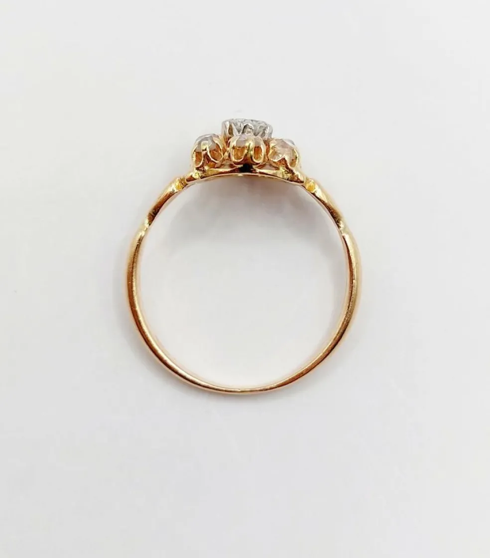 Bague marguerite antique or rose ornée d'un diamant entouré de diamant et épaulé de petits cœurs
