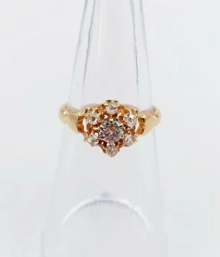 Bague marguerite antique or rose ornée d'un diamant entouré de diamant et épaulé de petits cœurs