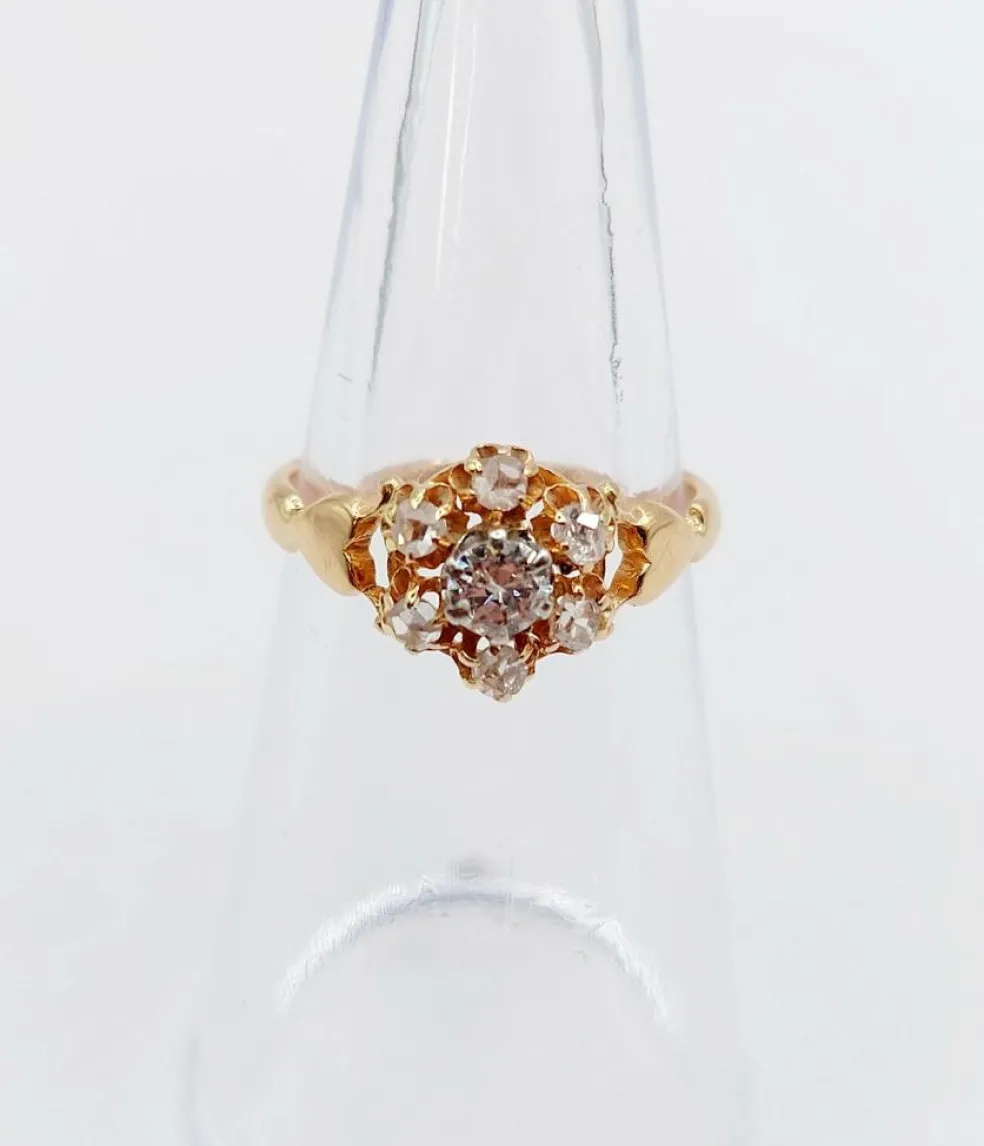 Bague marguerite antique or rose ornée d'un diamant entouré de diamant et épaulé de petits cœurs