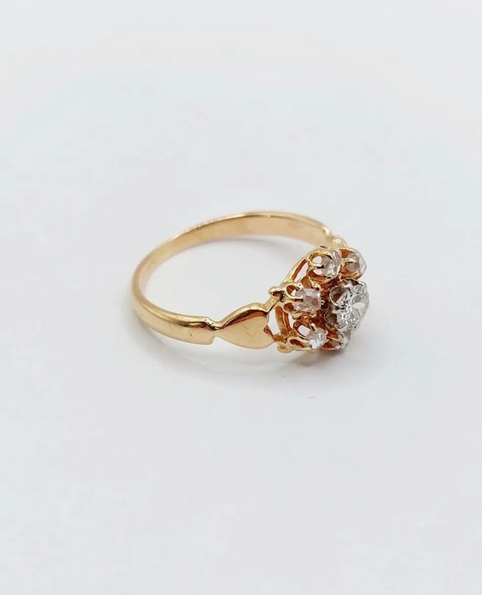 Bague marguerite antique or rose ornée d'un diamant entouré de diamant et épaulé de petits cœurs