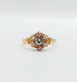 Bague marguerite antique or rose ornée d'un diamant entouré de diamant et épaulé de petits cœurs