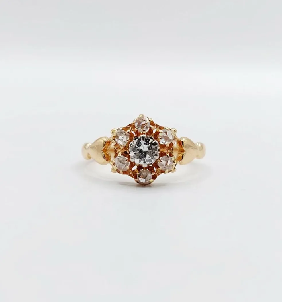 Bague marguerite antique or rose ornée d'un diamant entouré de diamant et épaulé de petits cœurs