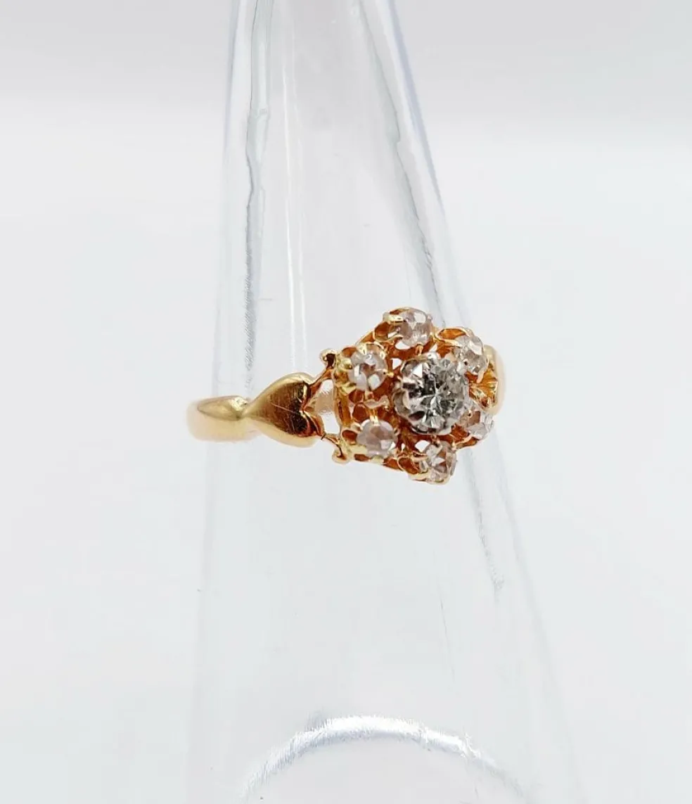 Bague marguerite antique or rose ornée d'un diamant entouré de diamant et épaulé de petits cœurs