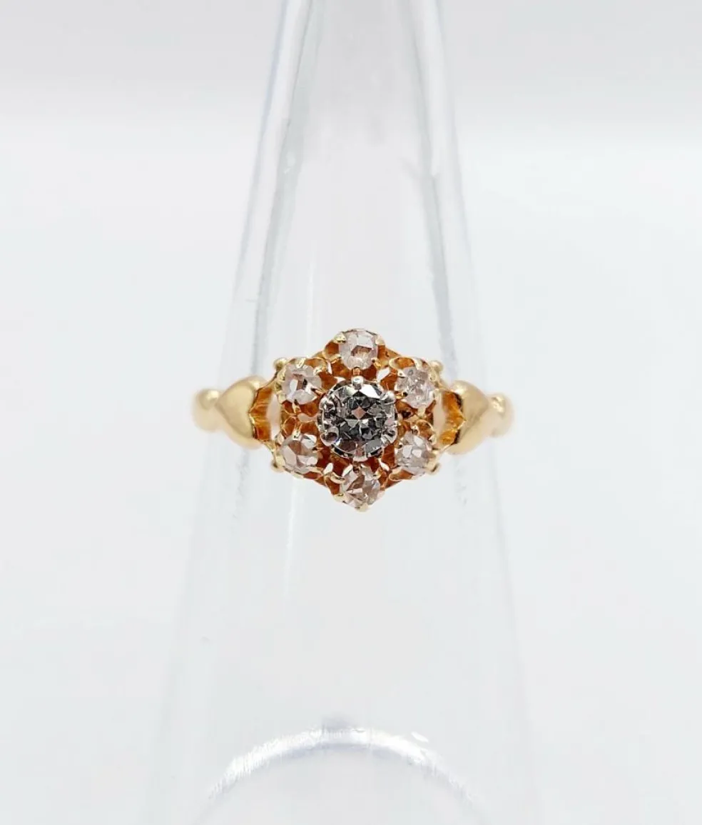 Bague marguerite antique or rose ornée d'un diamant entouré de diamant et épaulé de petits cœurs