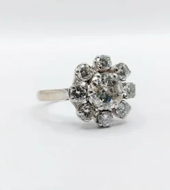 Bague marguerite art déco en or blanc ornée d'un diamant