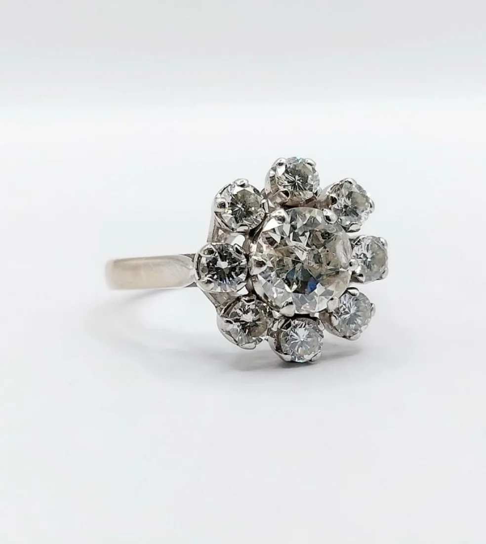 Bague marguerite art déco en or blanc ornée d'un diamant