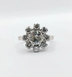 Bague marguerite art déco en or blanc ornée d'un diamant