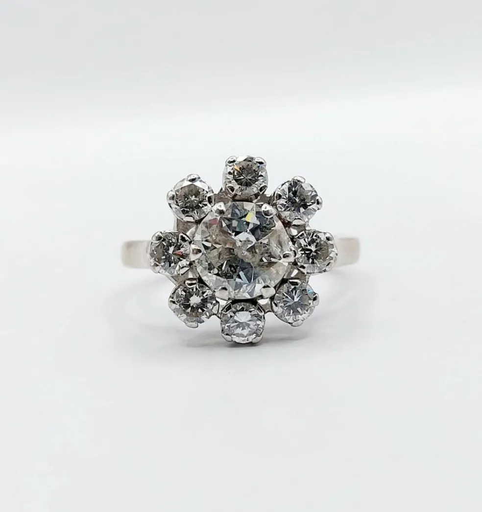 Bague marguerite art déco en or blanc ornée d'un diamant