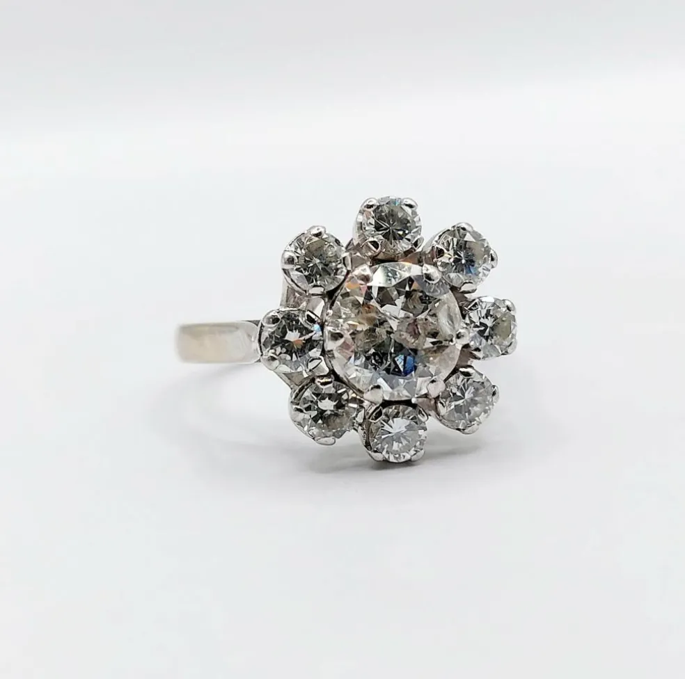Bague marguerite art déco en or blanc ornée d'un diamant