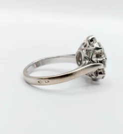 Bague marguerite art déco en or blanc ornée d'un diamant