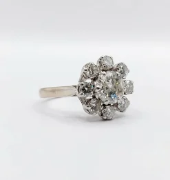 Bague marguerite art déco en or blanc ornée d'un diamant