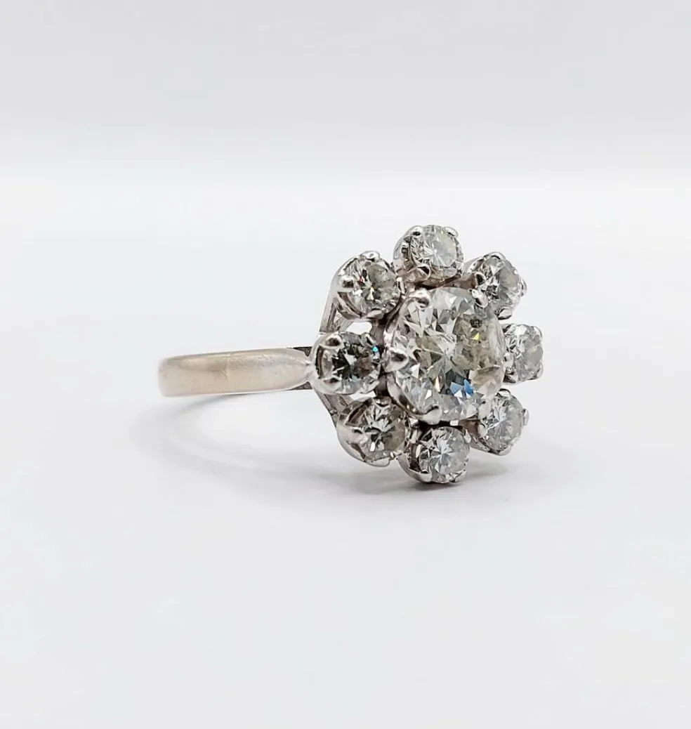 Bague marguerite art déco en or blanc ornée d'un diamant