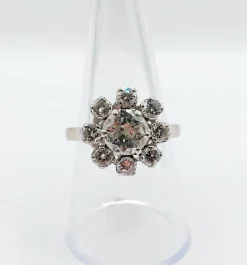Bague marguerite art déco en or blanc ornée d'un diamant