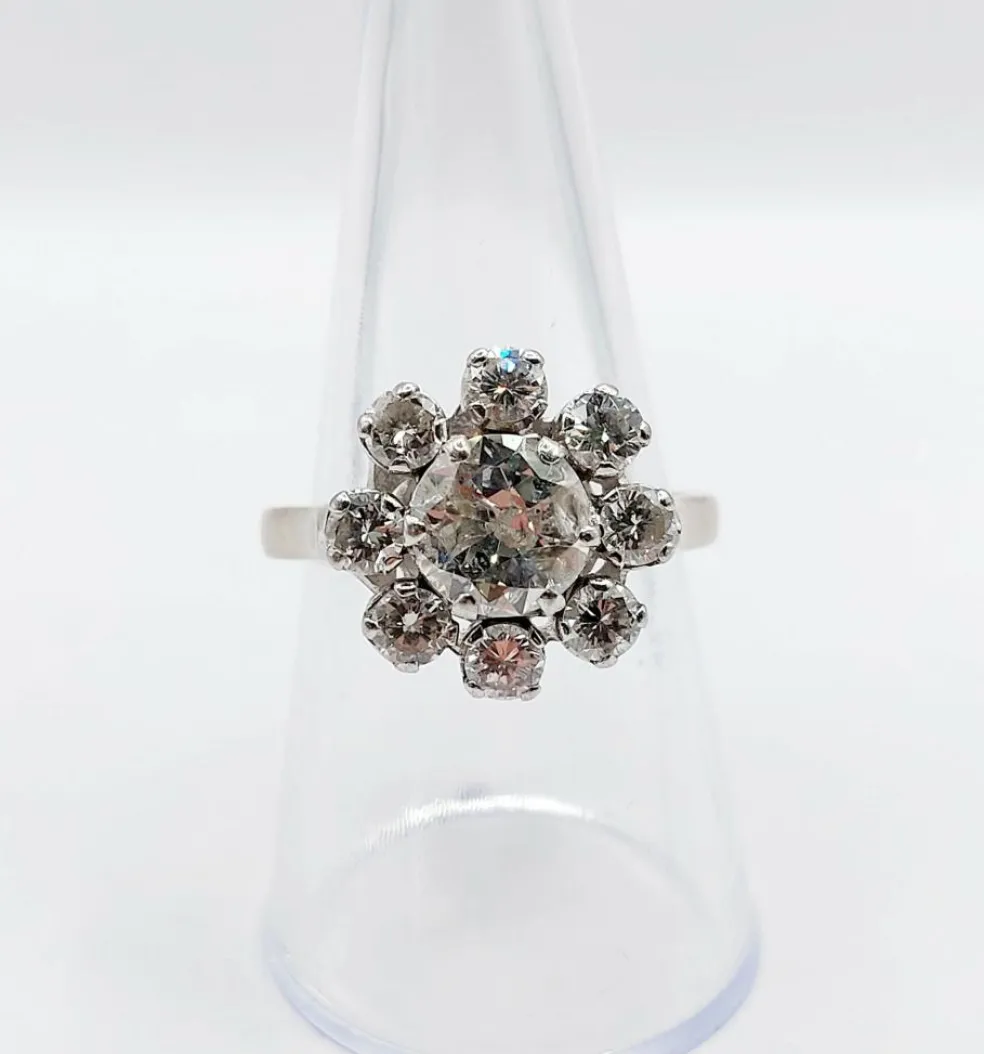 Bague marguerite art déco en or blanc ornée d'un diamant