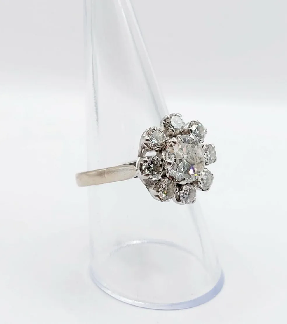 Bague marguerite art déco en or blanc ornée d'un diamant