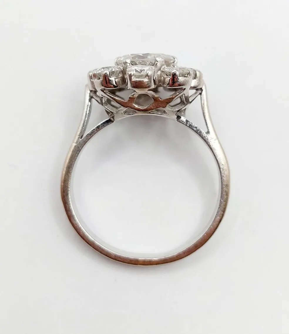 Bague marguerite art déco en or blanc ornée d'un diamant