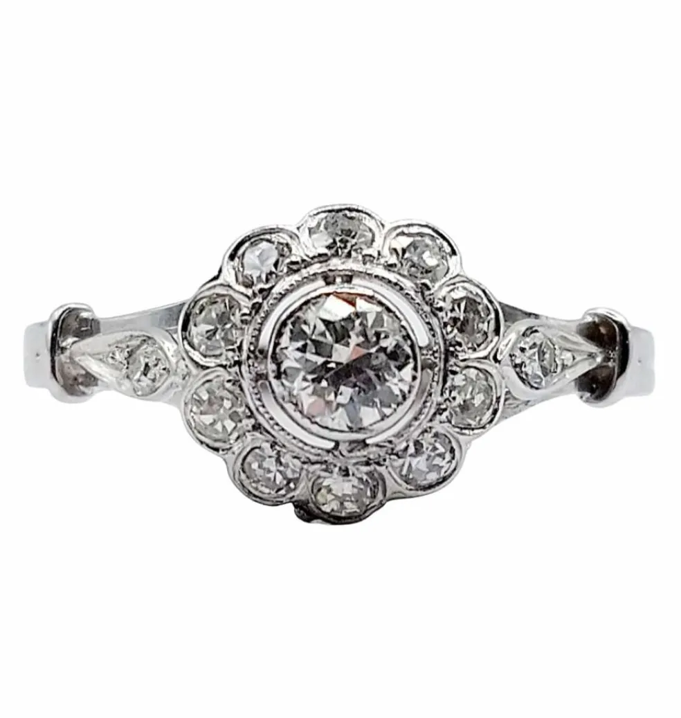 Bague marguerite art deco or blanc 18k et platine ornée de 0,54 carats de diamant