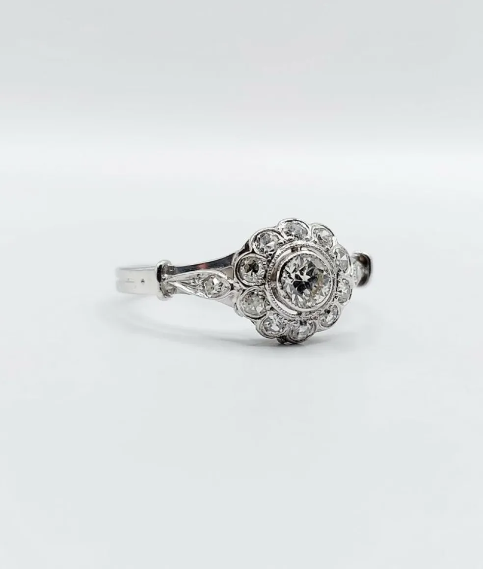 Bague marguerite art deco or blanc 18k et platine ornée de 0,54 carats de diamant