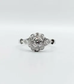 Bague marguerite art deco or blanc 18k et platine ornée de 0,54 carats de diamant