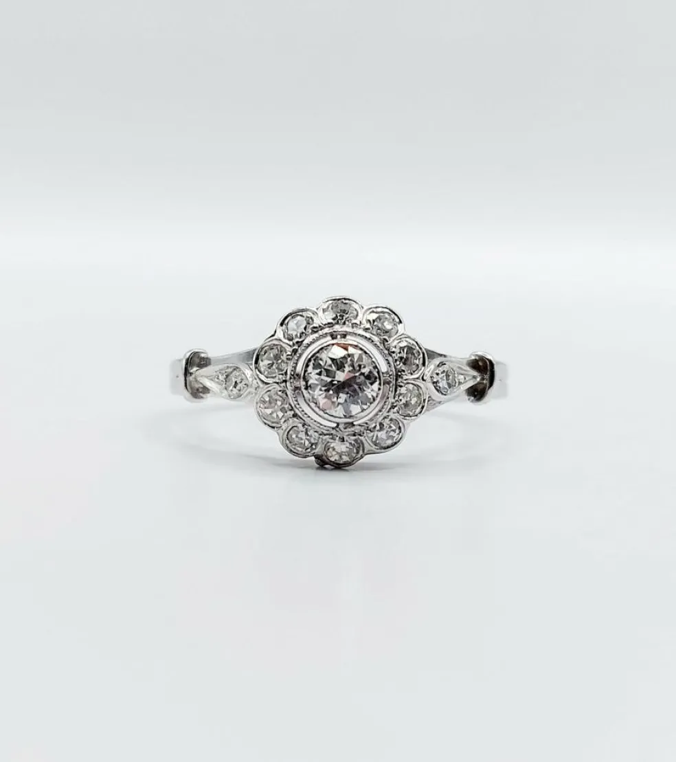 Bague marguerite art deco or blanc 18k et platine ornée de 0,54 carats de diamant