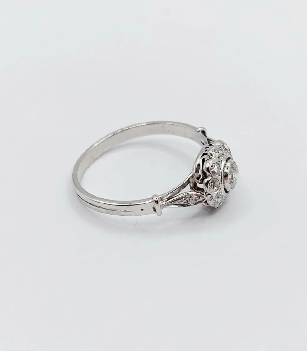 Bague marguerite art deco or blanc 18k et platine ornée de 0,54 carats de diamant