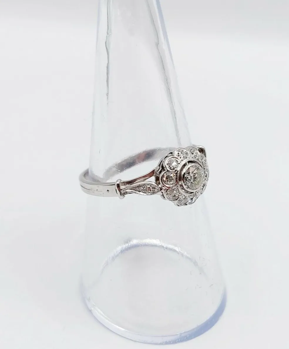 Bague marguerite art deco or blanc 18k et platine ornée de 0,54 carats de diamant