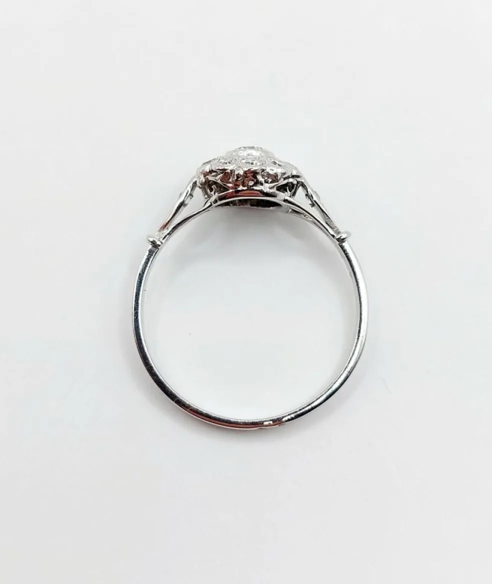 Bague marguerite art deco or blanc 18k et platine ornée de 0,54 carats de diamant
