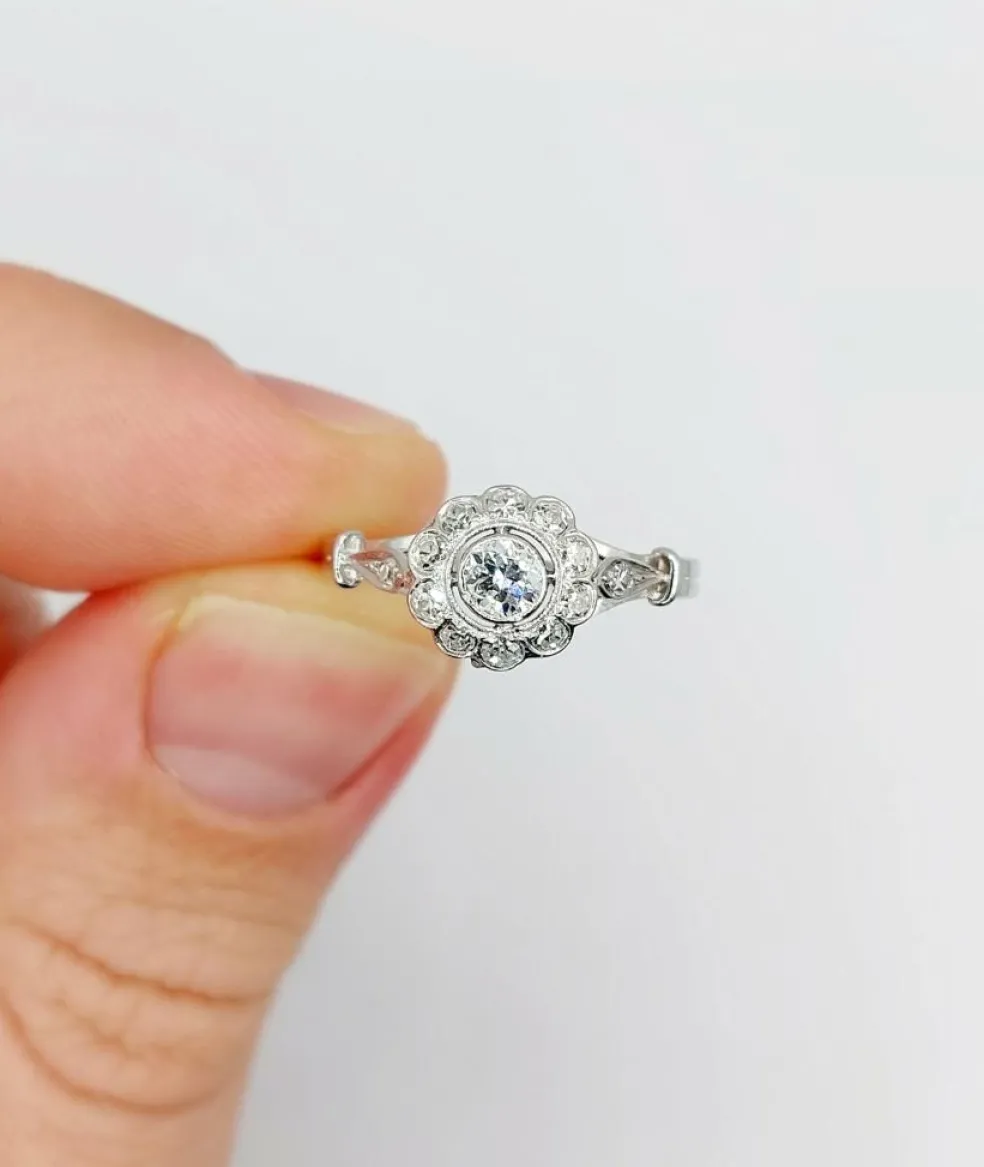 Bague marguerite art deco or blanc 18k et platine ornée de 0,54 carats de diamant
