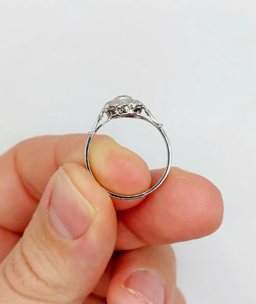 Bague marguerite art deco or blanc 18k et platine ornée de 0,54 carats de diamant