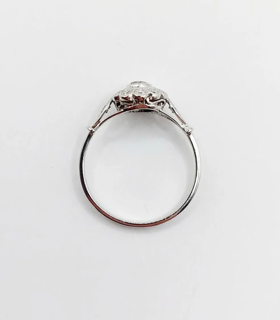 Bague marguerite art deco or blanc 18k et platine ornée de 0,54 carats de diamant