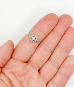 Bague marguerite art deco or blanc 18k et platine ornée de 0,54 carats de diamant