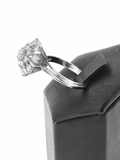 Bague marguerite certifiée HRD en or blanc avec diamants