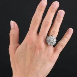 Bague marguerite de diamants sur fils d'or