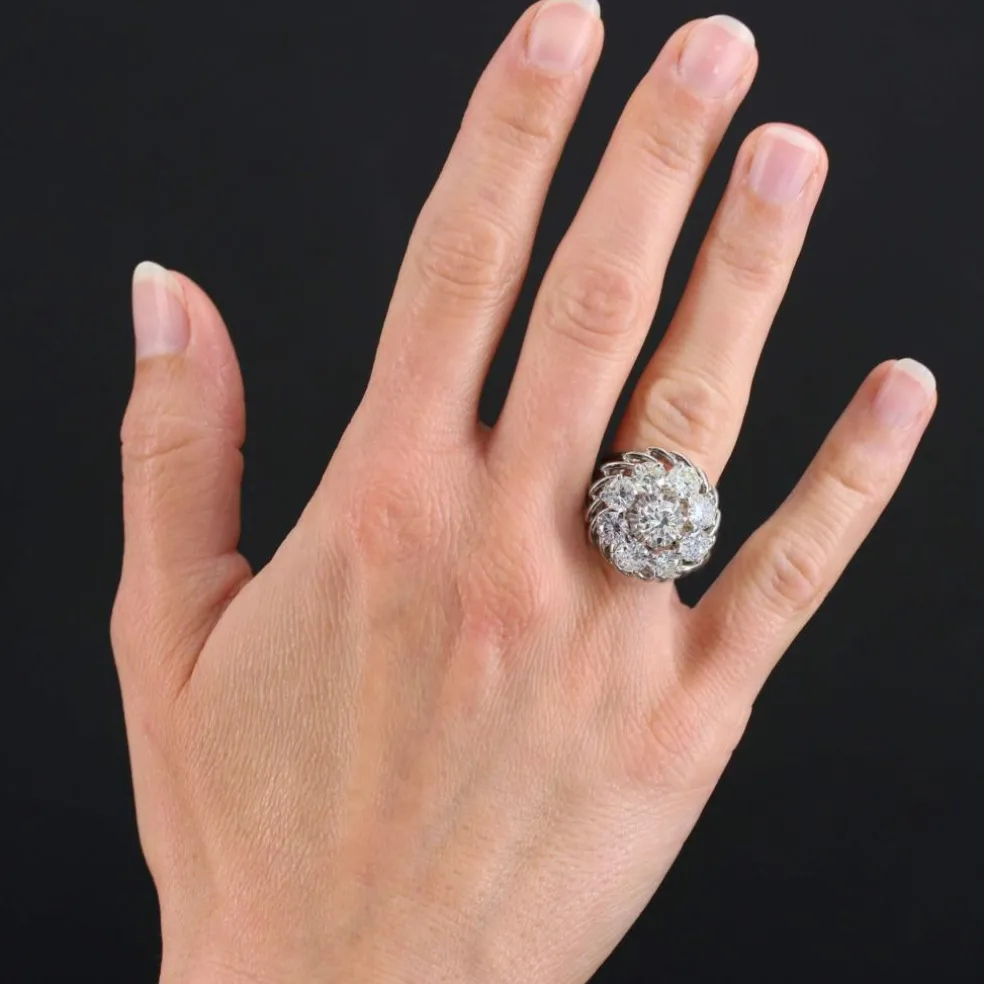 Bague marguerite de diamants sur fils d'or