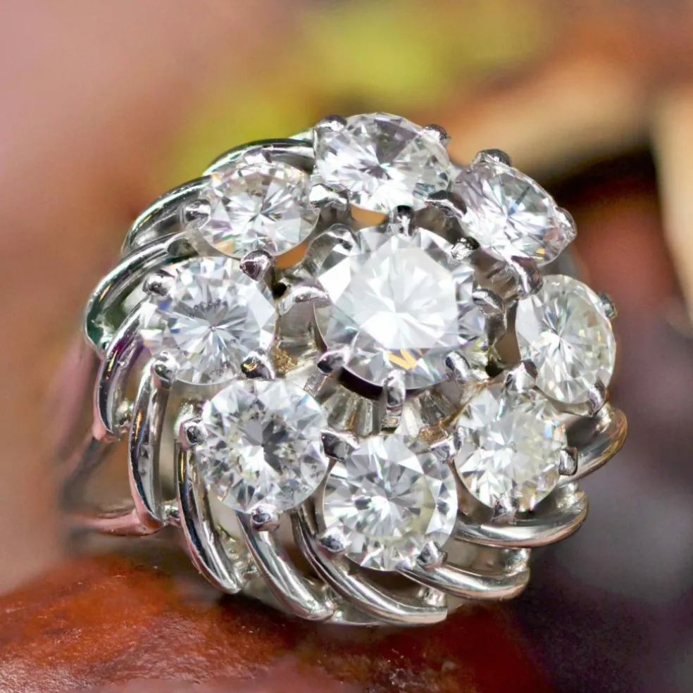 Bague marguerite de diamants sur fils d'or