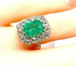 Bague marguerite en or 18 carats, émeraude 3,49 ct et diamants