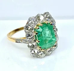 Bague marguerite en or 18 carats, émeraude 3,49 ct et diamants