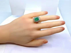 Bague marguerite en or 18 carats, émeraude 3,49 ct et diamants