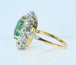Bague marguerite en or 18 carats, émeraude 3,49 ct et diamants