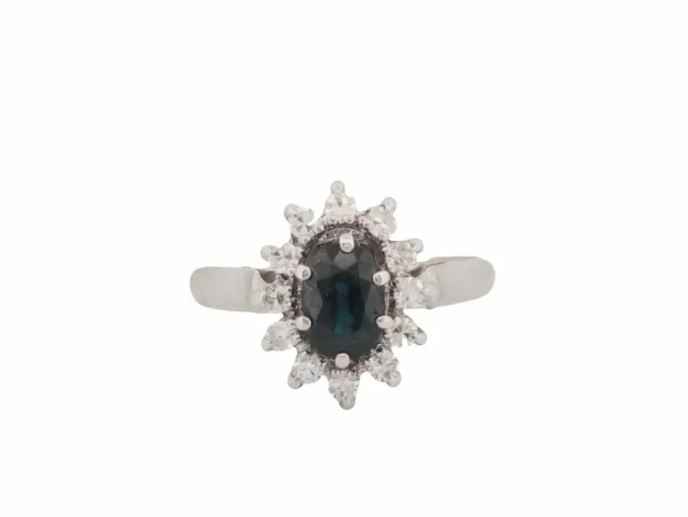 Bague marguerite en or blanc, saphir ovale et diamants
