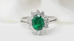 Bague marguerite en or blanc émeraude et diamants