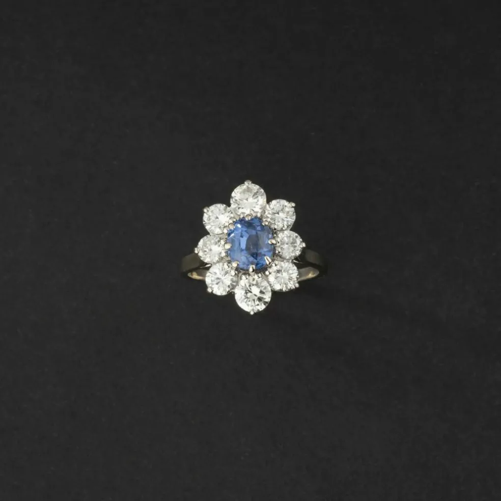 Bague marguerite en or blanc, saphir Ceylan naturel et diamants.