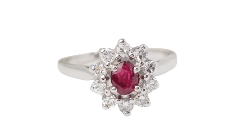 Bague marguerite en or blanc, rubis et diamants